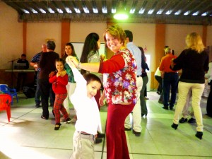 Claudia feliz, bailando con su hijo.